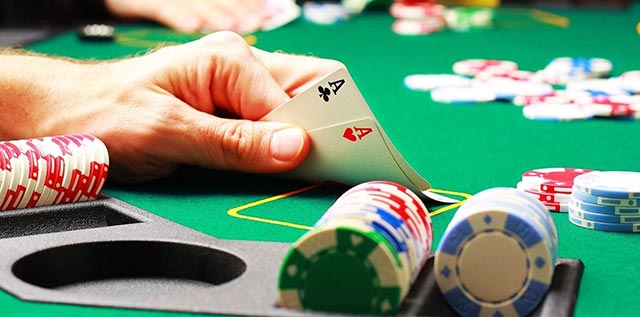 Nhiều người chơi mới còn thắc mắc về poker: poker là gì, luật chơi như thế nào,...